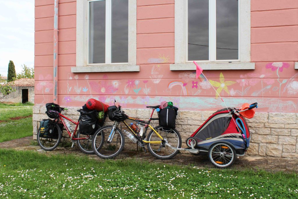 Radreise Familie Ausrüstung - Unsere Stories und Tipps. Begleite uns und unsere 3 Kinder auf unseren Reisen mit Fahrrad und Zelt! 8 Monate Süd-Ost Europa...